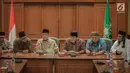 Ketua Umum PBNU Said Aqil Siradj (tiga kiri) didampingi sejumlah pengurus lainnya memberi keterangan saat konferensi pers terkait Pemilu 2019 di Kantor PBNU, Jakarta, Senin (15/4). PBNU juga mengingatkan masyarakat memilih wakil rakyat yang memenuhi kriteria profetik. (Liputan6.com/Faizal Fanani)