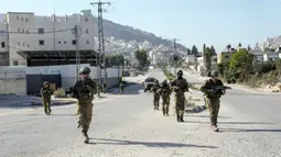 "Pasukan pendudukan Israel menerobos bagian timur Nablus dan mulai menembaki warga Palestina di dalam kamp Balata," tulis laporan tersebut. (AP Photo/Majdi Mohammed)