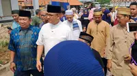 Mantan Gubernur DKI Jakarta Anies Baswedan mengunjungi warga di Kampung Susun Akuarium, Jakarta Utara. (Foto: Alma Fikhasari/Merdeka.com).