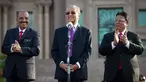 Perdana Menteri baru Malaysia Mahathir Mohamad (tengah) berpidato saat pertemuan bulanan pertamanya sebagai perdana menteri di Putrajaya, Malaysia (21/5). (AP/Vincent Thian)