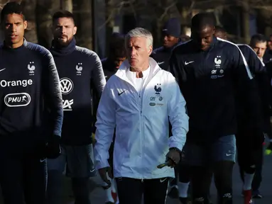 Pelatih Prancis, Didier Deschamps, saat sesi latihan jelang laga kualifikasi Piala Eropa 2020 di Clairefontaine, Paris, Rabu (20/3). Prancis akan berhadapan dengan Moldova. (AP/Christophe Ena)