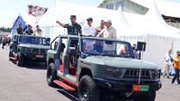Menteri Pertahanan (Menhan) Sjafrie Sjamsoeddin memberikan 700 kendaraan khusus (ransus) Maung MV3 buatan Pindad kepada TNI dan Polri. (Foto: Puspen TNI)