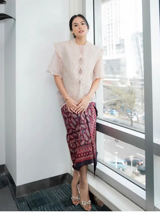 Maudy Ayunda tampil dengan kebaya modern warna pastel dipadukan kain maroon dan hitam bercorak batik. [@maudyayunda]