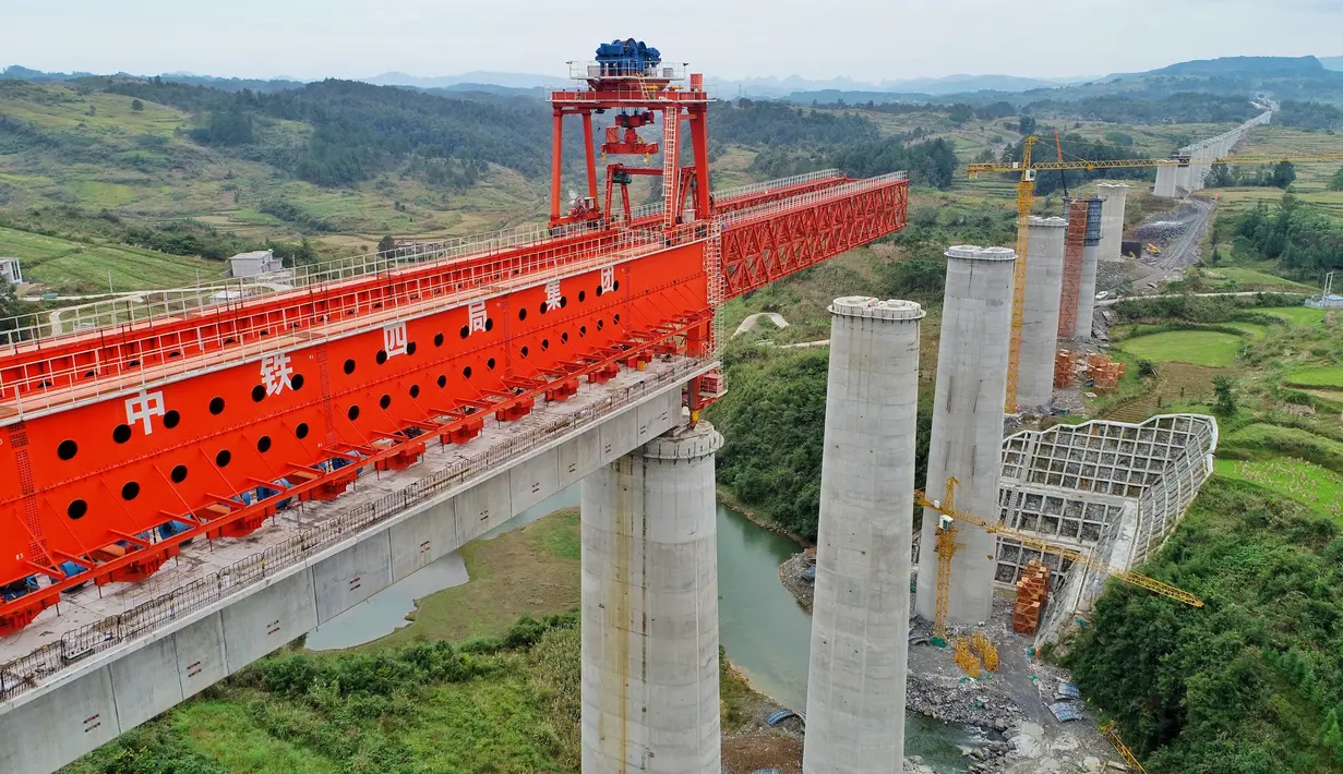 Foto dari udara menunjukkan konstruksi jembatan besar Sungai Yinpo di jalur kereta cepat Guiyang-Nanning di Wilayah Dushan, Provinsi Guizhou, China (20/10/2020). Jalur kereta cepat Guiyang-Nanning dirancang untuk dapat dilalui kereta dengan kecepatan maksimum 350 kilometer per jam. (Xinhua/Liu Xu)