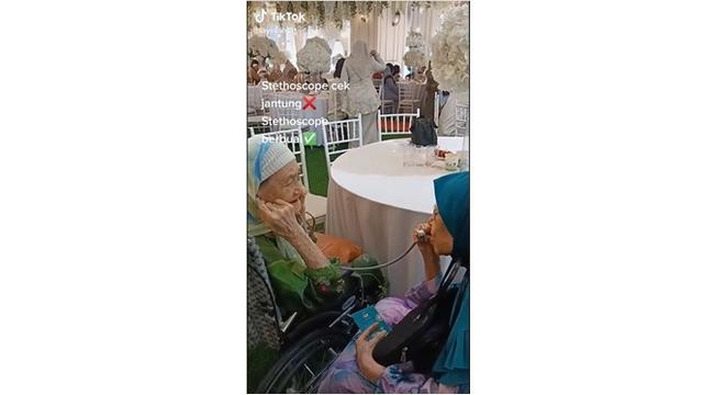 Punya Masalah Pendengaran, Dua Nenek Kakak Beradik Ini Ngobrol Pakai Stetoskop