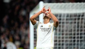 Pemain Real Madrid, Jude Bellingham, melakukan selebrasi setelah mencetak gol dalam laga kontra AS Monaco pada matchday ketujuh Liga Champions 2025/2026 di Santiago Bernabeu, Rabu (21/1/2026) dini hari WIB. (AP Photo/Jose Breton)