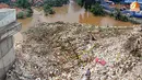 Sampah menggunung tersumbat di jembatan. (Liputan6.com/Azis Prastowo)