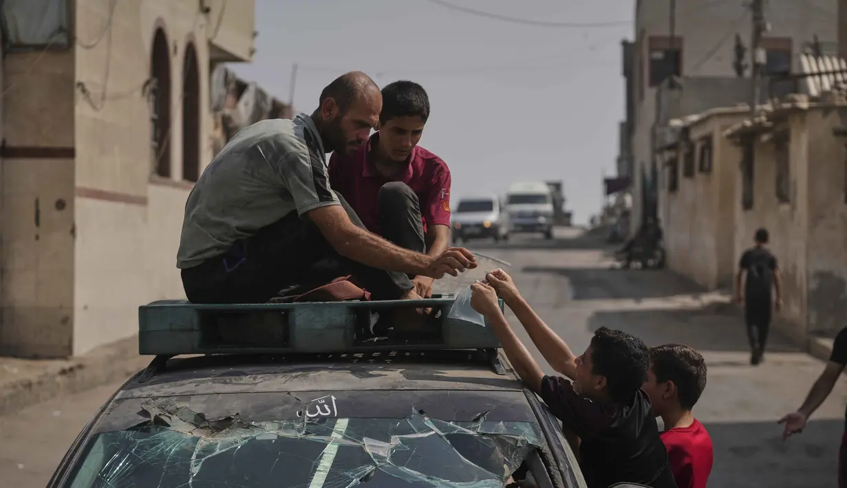 Kehadiran truk-truk pembawa bantuan air di Gaza masih dianggap berbagai pihak tak cukup memenuhi kebutuhan di sana. (AP Photo/Abdel Kareem Hana)