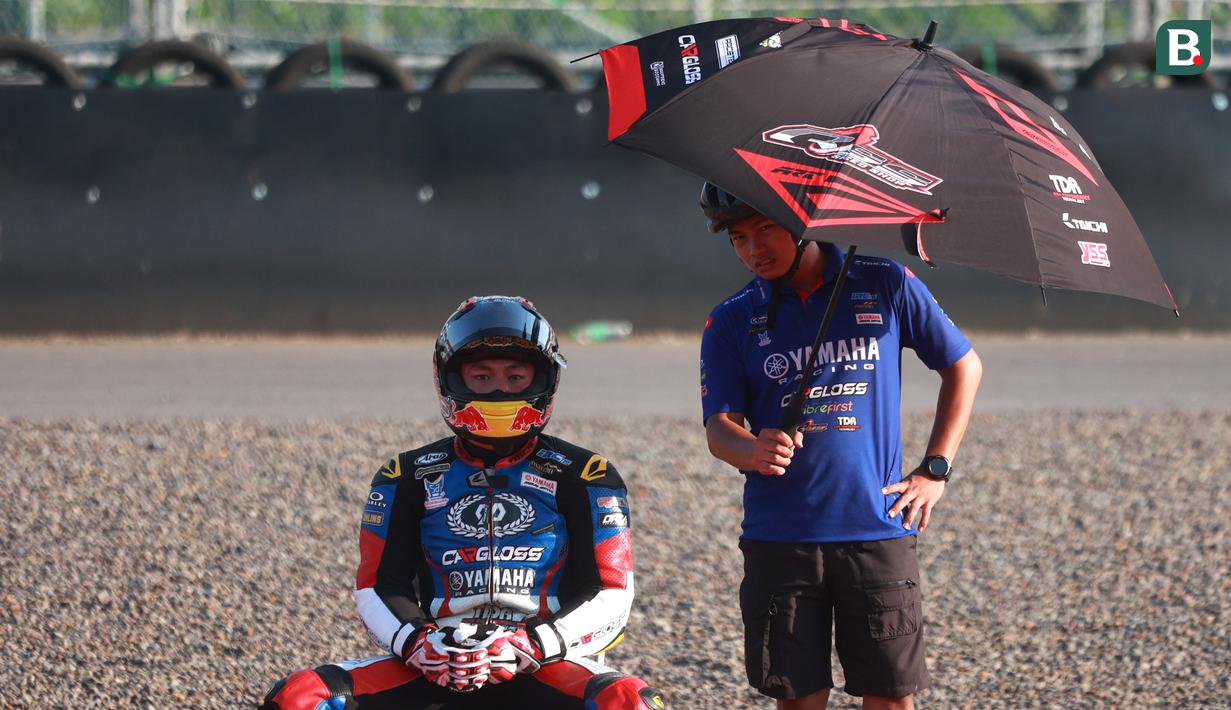 Pembalap saat mengikuti sesi latihan dalam Shell bLU cRU Yamaha Endurance Festival yang berlangsung di Mandalika International Circuit, Lombok, Nusa Tenggara Barat, Sabtu (21/10/2023). (Bola.com/Ikhwan Yanuar)