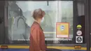 Seorang wanita memakai masker bersiap menaiki bus di Vancouver, British Columbia, Kanada (24/8/2020). Siapa pun yang berada di bus, kapal, atau kereta api TransLink atau BC Transit, serta penumpang kapal BC Ferries wajib memakai masker untuk menghentikan penyebaran COVID-19. (Xinhua/Liang Sen)