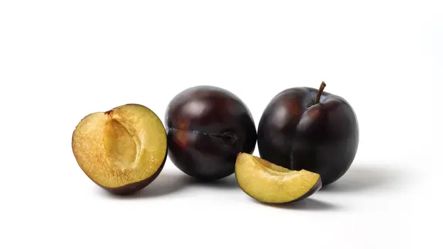 Plum mengandung banyak jenis vitamin, mineral, serat, dan antioksidan