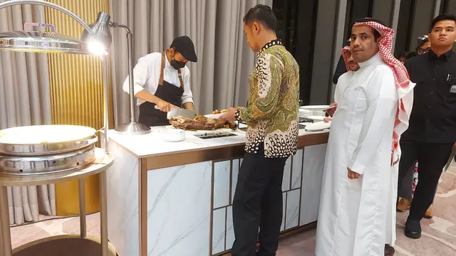 Koki sedang memberikan potongan daging kambing kepada tamu bukber (Liputan6.com/ Linda Sapira).