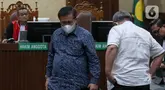 Terdakwa kasus suap vonis bebas Gregorius Ronald Tannur, Erintuah Damanik (kedua kiri) bersama Mangapul saat menjalani sidang pembacaan putusan di Pengadilan Tindak Pidana Korupsi (Tipikor), Jakarta, Kamis (8/5/2025). (Liputan6.com/Herman Zakharia)