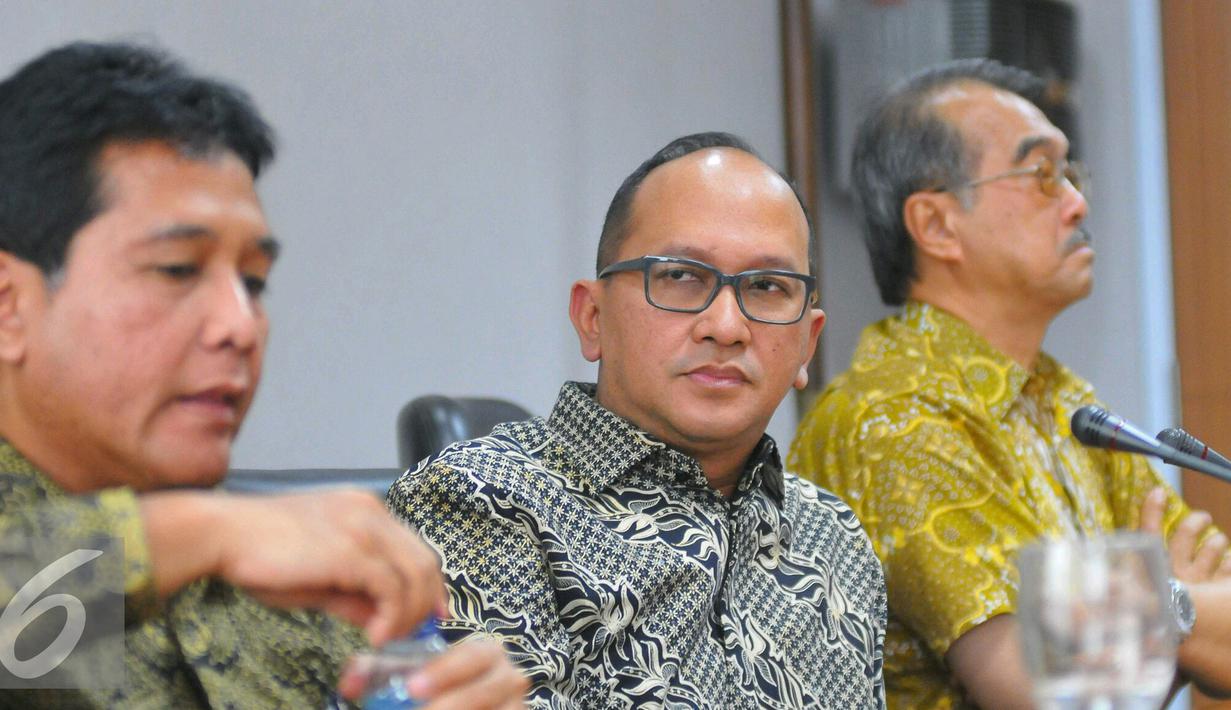Ketua Umum Kadin Indonesia, Rosan P Roeslani (tengah) saat menggelar konferensi pers terkait rencana Aksi 2 Desember di Jakarta, Selasa (29/11). (Liputan6.com/Angga Yuniar)