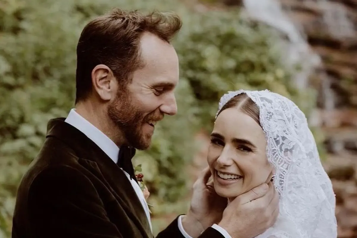 Gaun pengantin Lily Collins yang dirancang Ralph Lauren