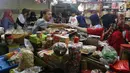 Pedagang melayani pembeli kue kering di Pasar Mayestik, Jakarta Selatan, Senin (11/6). Separuh Ramadan dan jelang lebaran masyarakat mulai berburu kue kering. (Liputan6.com/Johan Tallo)