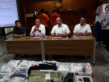 Kabareskrim Irjen Pol Areif Sulistyanto (kedua kiri) bersama Direktur Tindak Pidana Siber Bareskrim Polri Brigjen Pol Albertus Rachmad Wibowo (kedua kanan) memberi keterangan kasus pencurian data nasabah, Jakarta, Selasa (28/8). (Liputan6.com/JohanTallo)