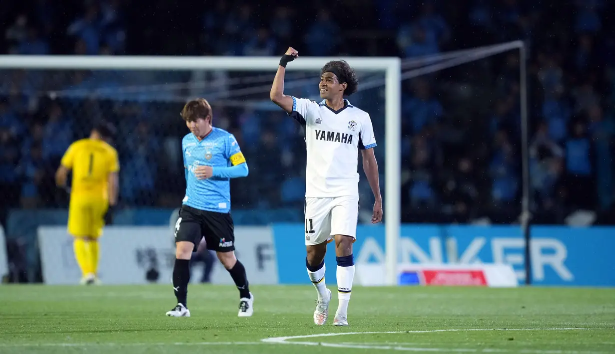 Jubilo Iwata unggul 3-0 lewat sontekan Hiroto Uemura (6') dan dua gol Ryo Germain (18', 29'). Sebelum turun minum, Erison memperkecil ketertinggalan tuan rumah pada menit ke-36, membuat skor jadi 1-3 saat jeda. (Dok. J1 League)
