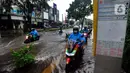 Sejumlah kendaraan melintasi trotoar untuk menghindari banjir di Jalan Kemang Raya, Jakarta Selatan, Kamis (3/11/2022). Hujan deras sekitar dua jam lebih menyebabkan Jalan Kemang Raya digenangi banjir sekitar 30 cm sehingga benyak kendaraan tidak dapat melintas. (merdeka.com/Arie Basuki)
