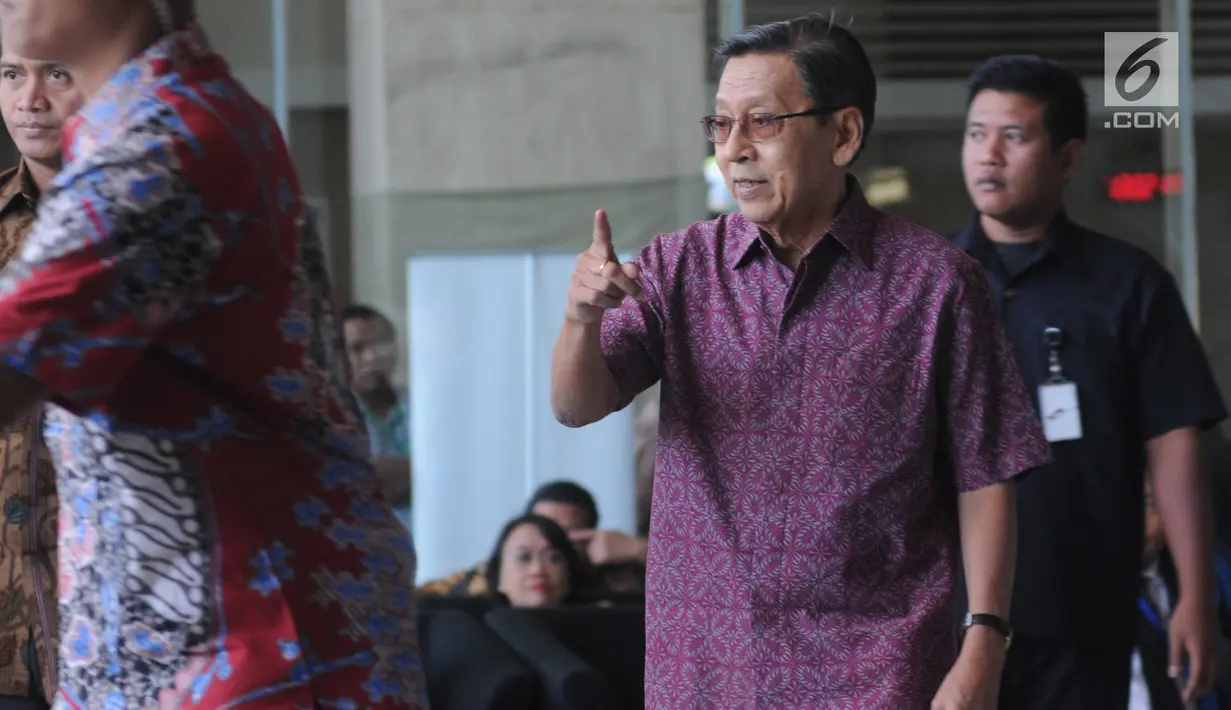 Wakil Presiden ke-11 Republik Indonesia, Boediono berjalan keluar seusai menjalani pemeriksaan di Gedung KPK, Jakarta, Kamis (15/11). Boediono hari ini menjalani pemeriksaan dalam penyelidikan kasus korupsi Bank Century. (Merdeka.com/Dwi Narwoko)