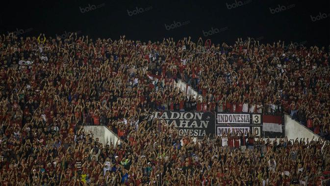 Suporter Timnas Indonesia yang didominasi Pasoepati memerahkan Stadion Manahan, Solo, saat laga uji coba Indonesia melawan Malaysia. (Bola.com/Vitalis Yogi Trisna)