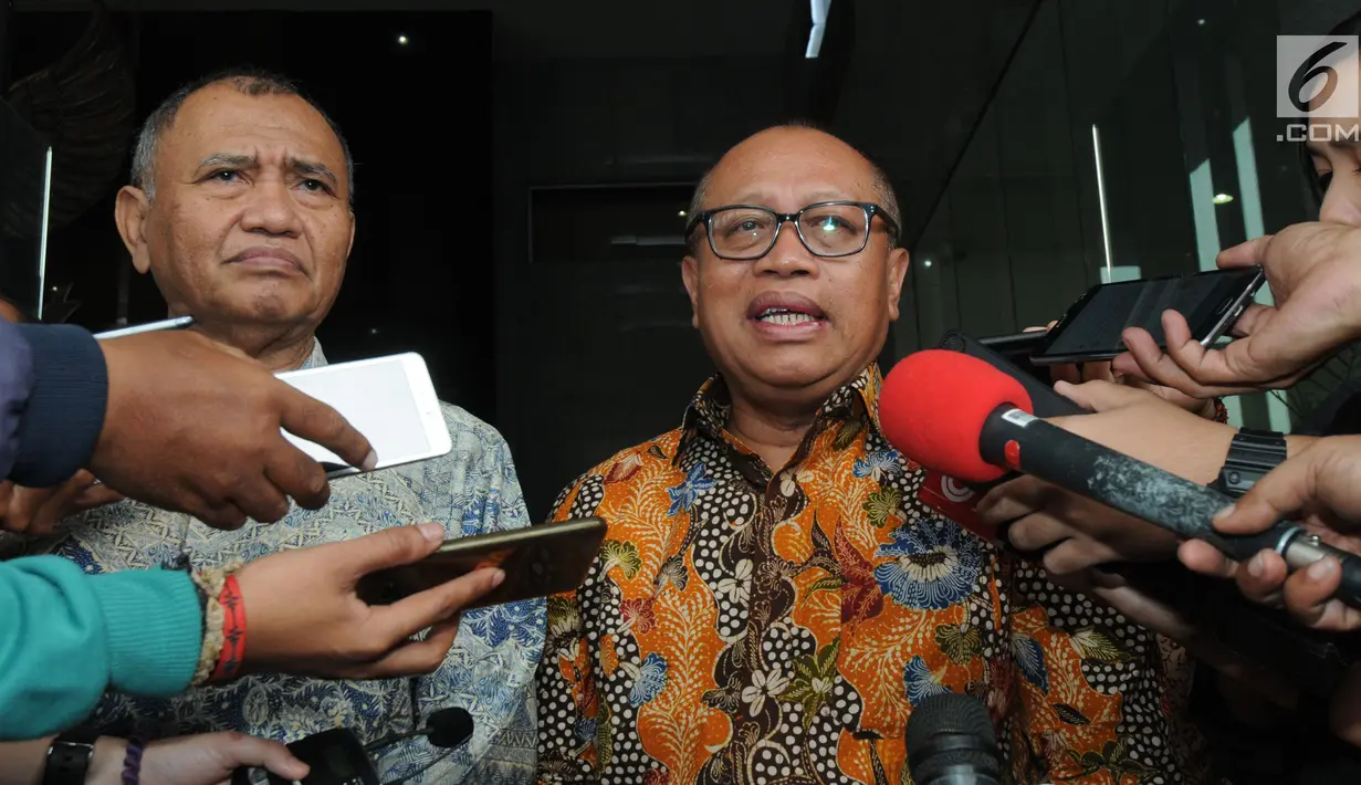 Ketua KPK Agus Rahardjo dan Direktur Utama BPJS Ketenagakerjaan (TK) Agus Susanto memberikan keterangan seusai penandatanganan nota kesepahaman atau memorandum of understanding (MoU) di Gedung KPK, Jakarta, Rabu (13/2). (Merdeka.com/Dwi Narwoko)