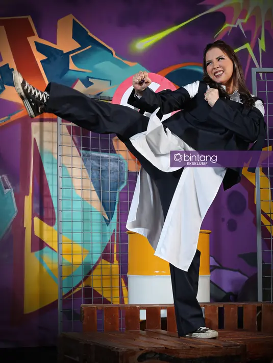 Siapa yang menyangka jika di balik wajah cantiknya, ternyata Tya Ariestya merupakan atlet Taekwondo. Bahkan ia pemegang sabuk hitam taekwondo. (Bambang E. Ros/Bintang.com)