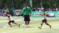 Mantan pemain Primavera, Supriyono Prima saat memberikan coaching klinik pada acara MILO Football Clinic Day di Lapangan Sepak Bola Pertamina Simprug, Jakarta, MInggu (24/4/2016). (Bola.com/Nicklas Hanoatubun)