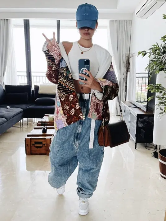 Agnes Monica tampil kece dengan outer batik patchednya, ia memadukannya dengan crop top putih sebagai inner dan celana denim. @agnezmo