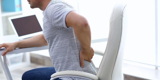 Duduk Lama Picu Sakit Pinggang, Simak 4 Cara Mudah untuk Meredakannya