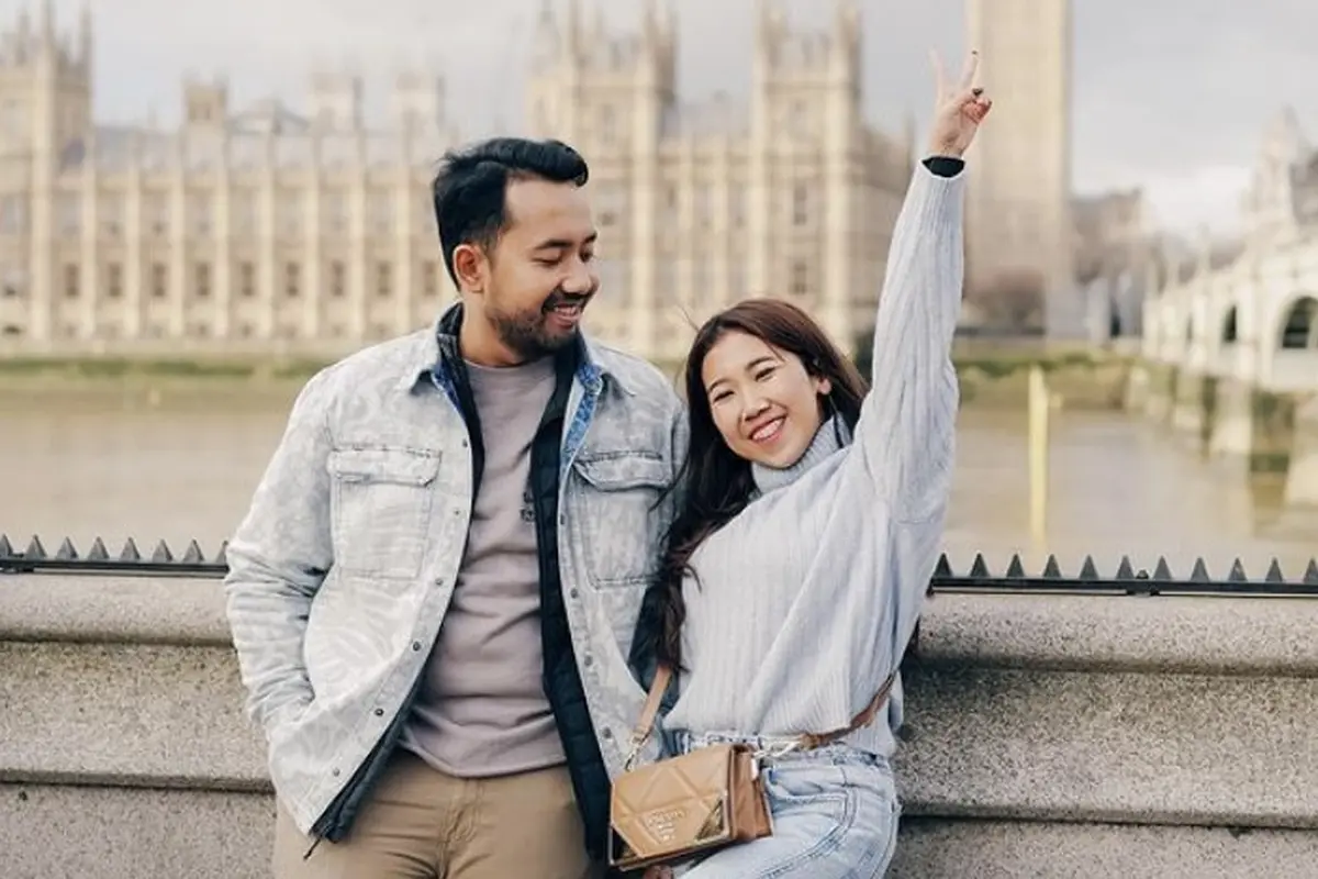 6 Gaya Couple Serasi Kiky Saputri dan Khairi Liburan di Eropa, Umumkan Kehamilan Anak Pertama