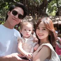 El Rumi dan Syifa Hadju bersama baby Kamari. [Foto: Instagram/syifahadju]