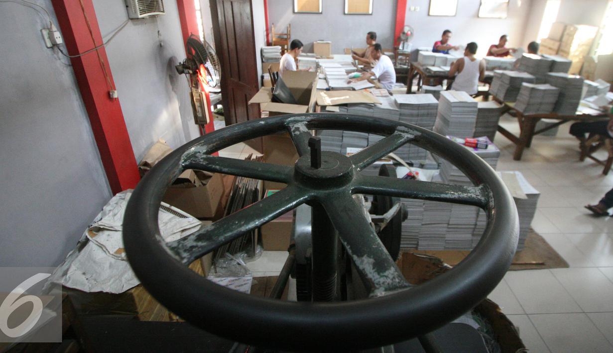 Suasana penerbitan buku iqro di Kota Gede, Yogyakarta, (13/6). Selama bulan ramadan produksi tetap berjalan untuk memenuhi permintaan masyarakat yang ingin belajar membaca alquran dengan cepat. (Liputan6.com/Boy Harjanto)