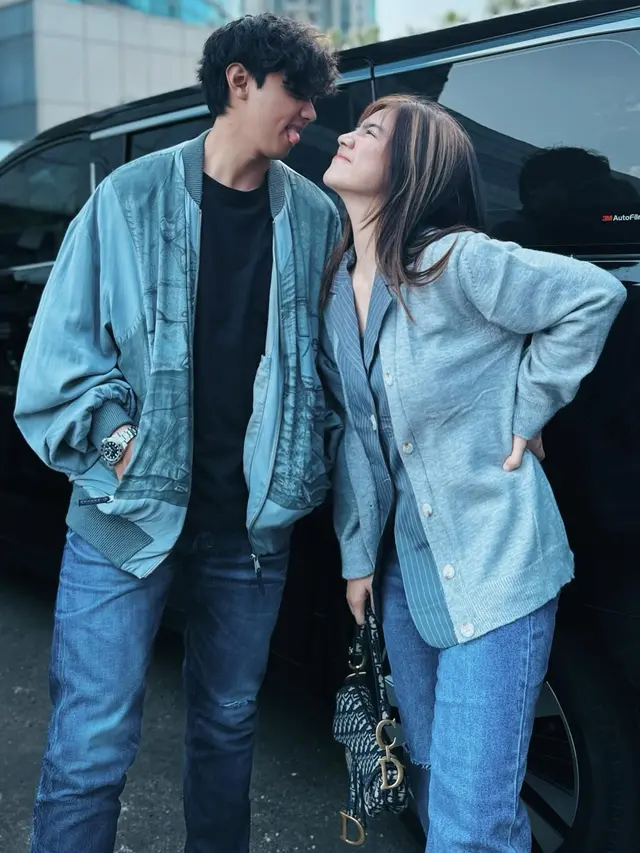 7 Potret Caesar Hito dengan Gaya Rambut Keriting, Bikin Netizen Gemas Buat Sisirin