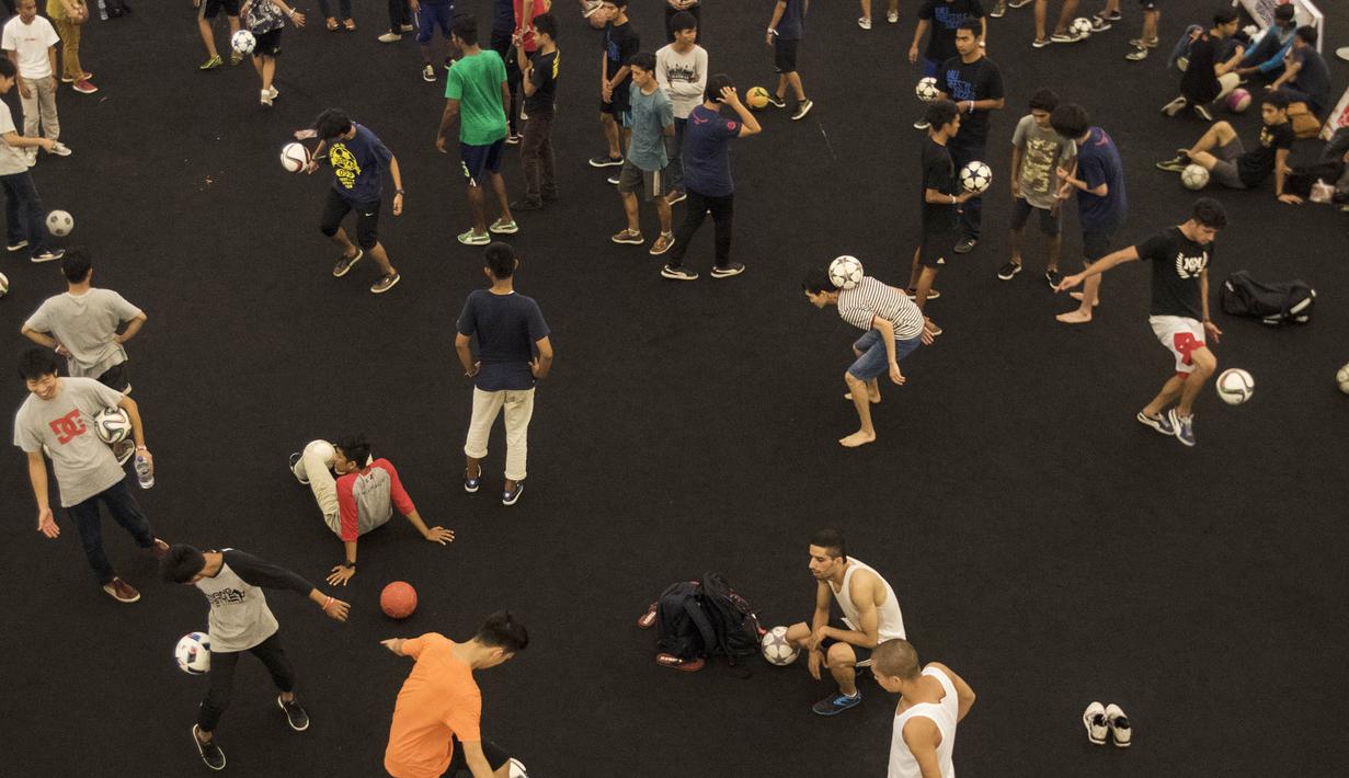 Sejumlah freestyler melakukan pemanasan sebelum tampil pada Indonesian  Freestyle Football Championship 2015 di Mall Pluit Village, Jakarta, Sabtu (14/11/2015). (Bola.com/Vitalis Yogi Trisna)
