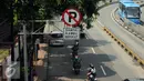 Rambu larangan berhenti terpampang di sisi Jalan Mampang Prapatan, Jakarta, Jumat (12/8). Rambu larangan parkir dan berhenti yang ada akan disesuaikan dengan Peraturan Menhub No 34 Tahun 2014 tentang Marka Jalan. (Liputan6.com/Helmi Fithriansyah)