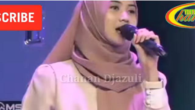 Alfina Nindiyani melantunkan suara merdunya di depan Jemaah wanita Gus Iqdam (SS: YouTube  Chanan Djazuli)