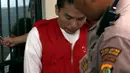 Tersangka RA saat dibawa menuju ruang sidang Pengadilan Negeri Jakarta Selatan, Selasa (18/8/2015). RA menjalani sidang perdana dengan agenda pembacaan dakwaan terkait dugaan sebagai mucikari prostitusi di kalangan artis. (Liputan6.com/Yoppy Renato)