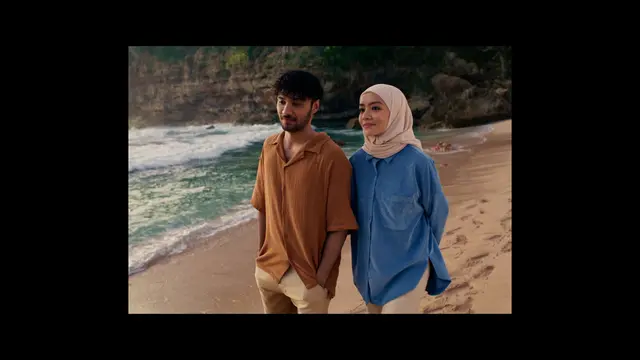 Adegan Film Cinta Tak Pernah Tepat Waktu