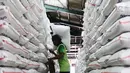 Seorang kuli angkut menata tumpukan karung beras di Pasar Induk Cipinang, Jakarta, Senin (25/9). Penetapan HET beras kualitas medium zona Maluku, termasuk Maluku Utara dan Papua, HET Rp 10.250/kg dan Rp 13.600/kg untuk premium. (Liputan6.com/Angga Yuniar)