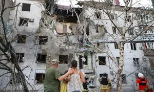 Warga melihat rumah mereka yang hancur akibat serangan bom berpemandu udara Rusia di Zaporizhzhia, Ukraina, Minggu, 19 Juli 2026. (Dok. AP/Kateryna Klochko)
