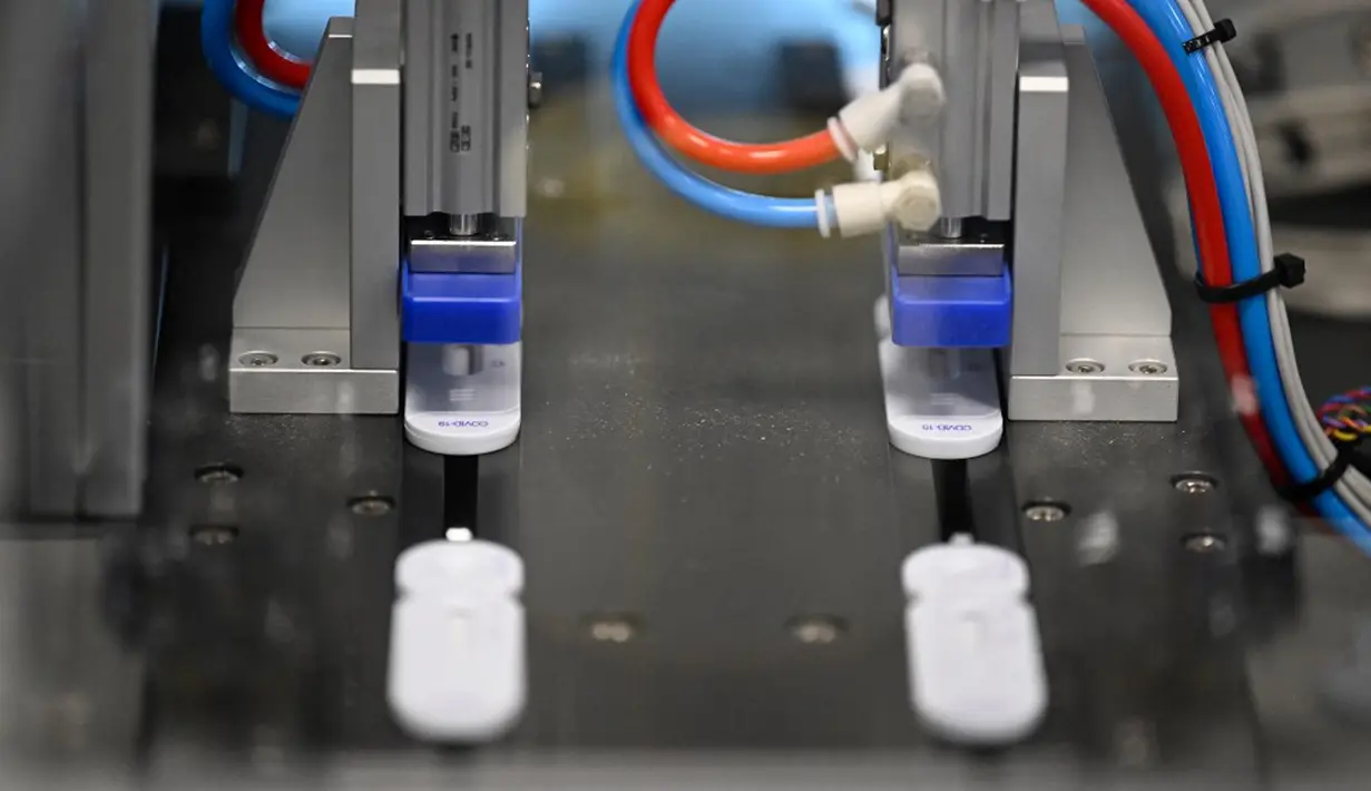 Alat tes mandiri COVID-19 diproduksi di perusahaan bioteknologi inovatif NG Biotech, Guipry-Messac, Prancis, 13 Januari 2022. Sebuah perusahaan bioteknologi inovatif asal Prancis, NG Biotech, mengembangkan dan memproduksi alat tes mandiri COVID-19. (Damien MEYER/AFP)
