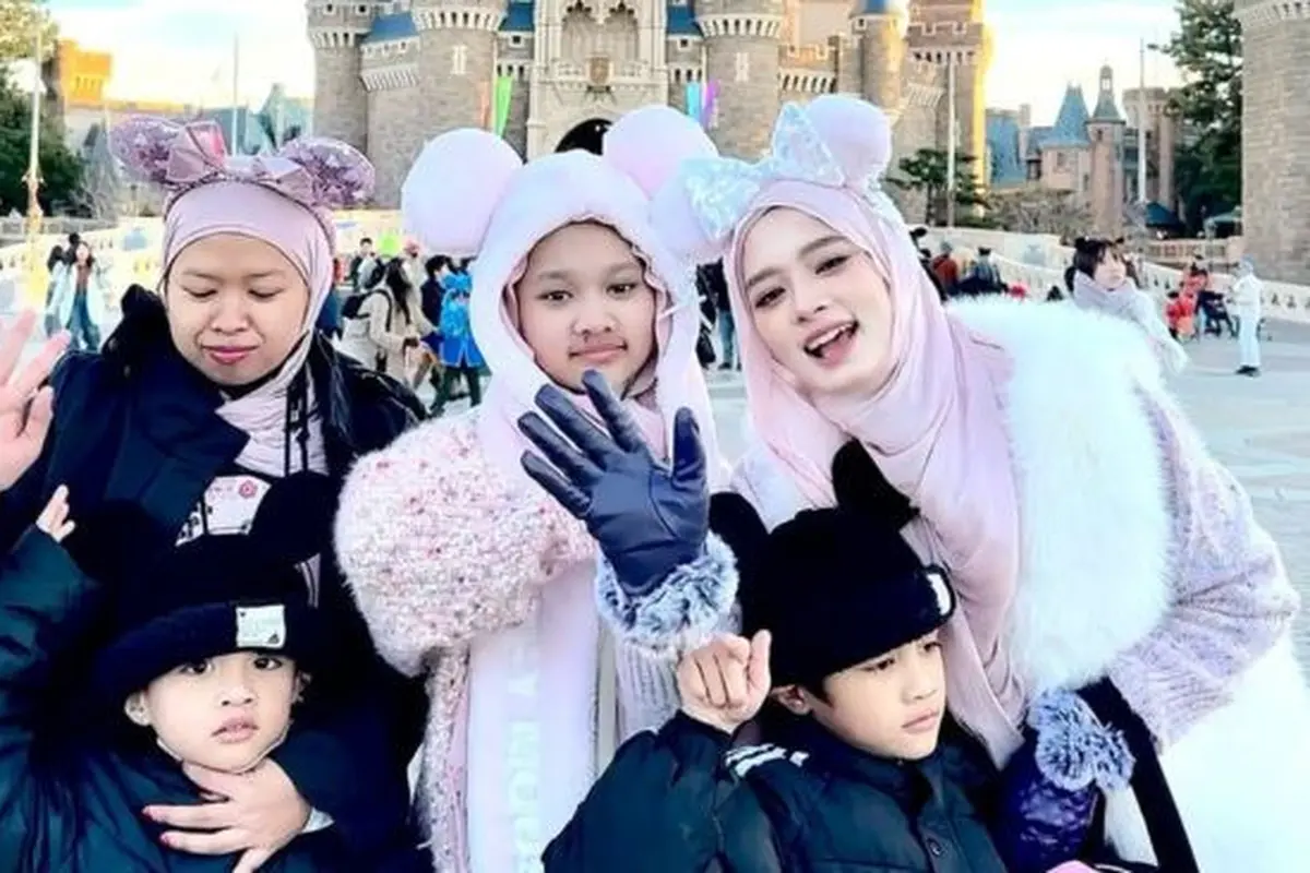 Potret Inara Rusli Ajak Anak Liburan di Disneyland Tokyo. (instagram/mommy_starla)