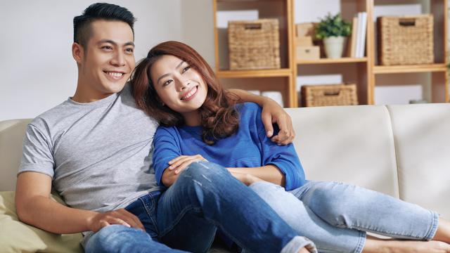 perempuan dan pasangan tersenyum sofa
