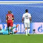 Kapten Portugal, Cristiano Ronaldo (kanan), mengeksekusi penalti pada laga Grup A Piala Konfederasi melawan Selandia Baru di Krestovsky Stadium, Saint Petersburg, Sabtu (24/6/2017). (AFP/Kirill Kudryavtsev)