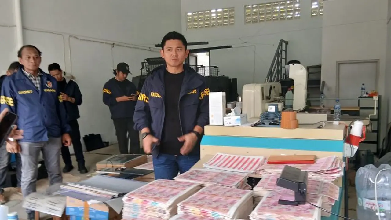 Polisi bongkar produsen uang palsu di Tangsel. (Antara)