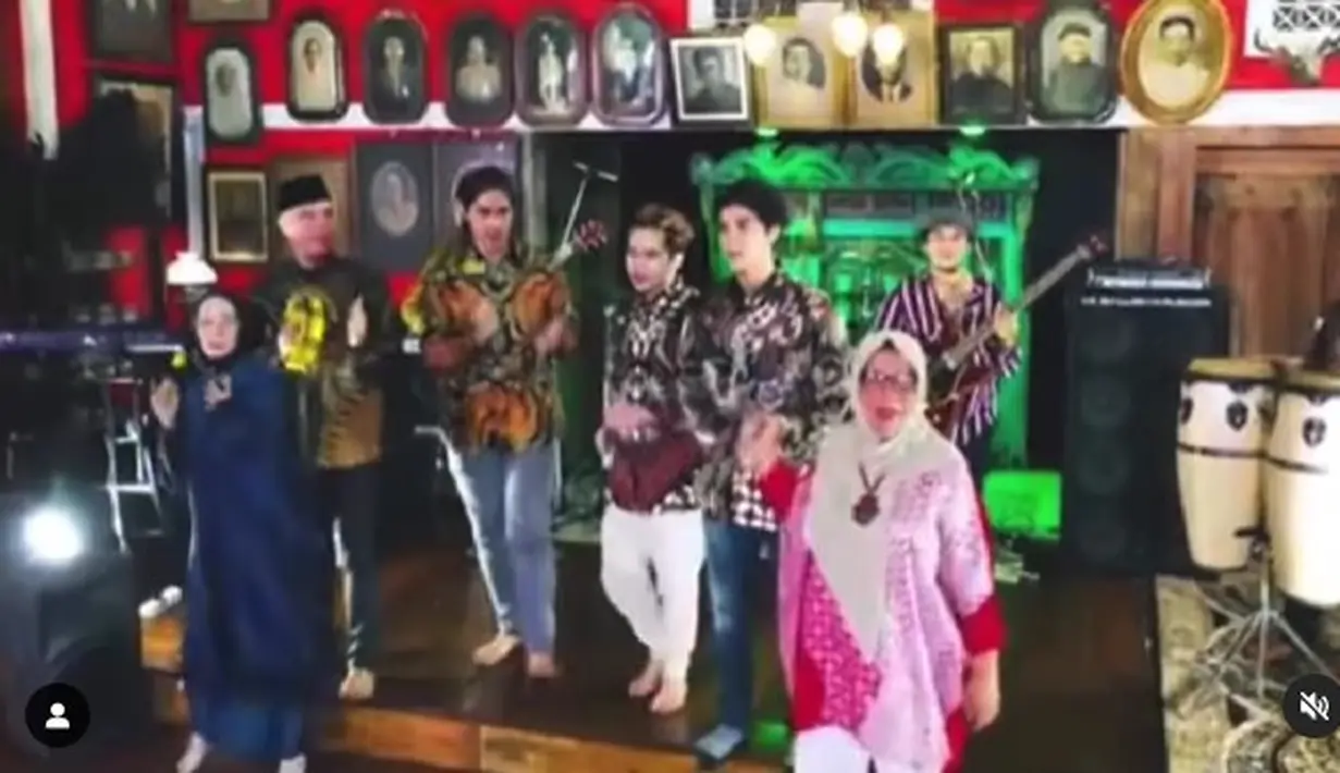 Begini keseruan Ahmad Dhani dan keluarga saat memeriahkan ultah Eyang Mama, begitu biasa disapa. Tak hanya Joyce yang bernyanyi, semua yang ada di sana ikut berdendang. (Foto: Instagram/@duljaelani)