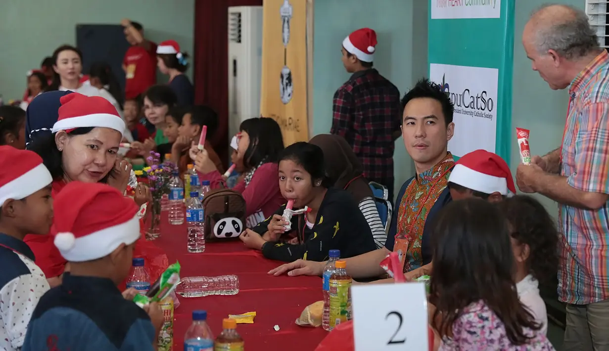 "Kita makan siang natal 2017. Saya di sini sebagai pelayan. mereka (anak panti asuhan dan lansia) adalah bintang tamunya. mereka mendapatkan lima set menu makanan," kata Daniel disela acara. (Bambang E. Ros/Bintang.com)