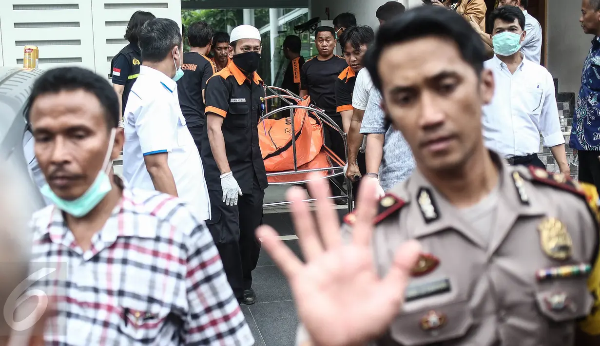 Sebanyak enam orang ditemukan tewas di sebuah rumah di Jalan Pulomas Utara No 7A, Pulogadung, Jakarta Timur, Selas (27/12). Diduga mereka satu keluarga yang menjadi korban perampokan dan pembunuhan. (Liputan6.com/Faizal Fanani)