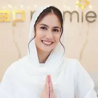 Pevita Pearce tampil anggun dalam busana muslim putih. (credit:instagram.com/pevpearce)